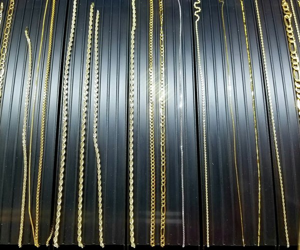 Women's jewelry: timeless elegance and modern style